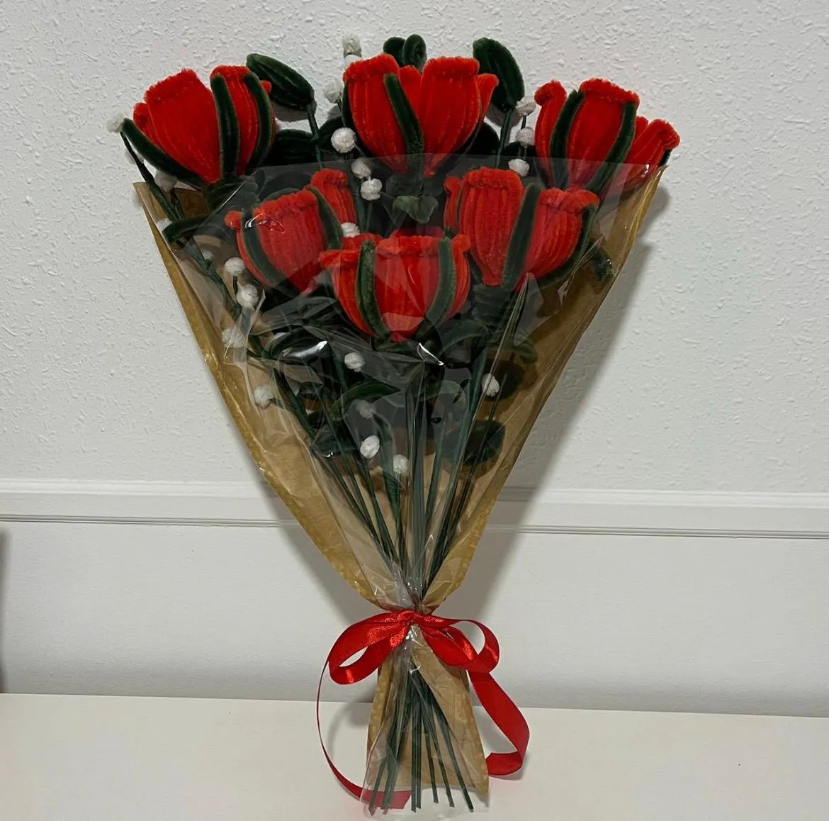 Ramo de rosas rojas hechas con limpiapipas