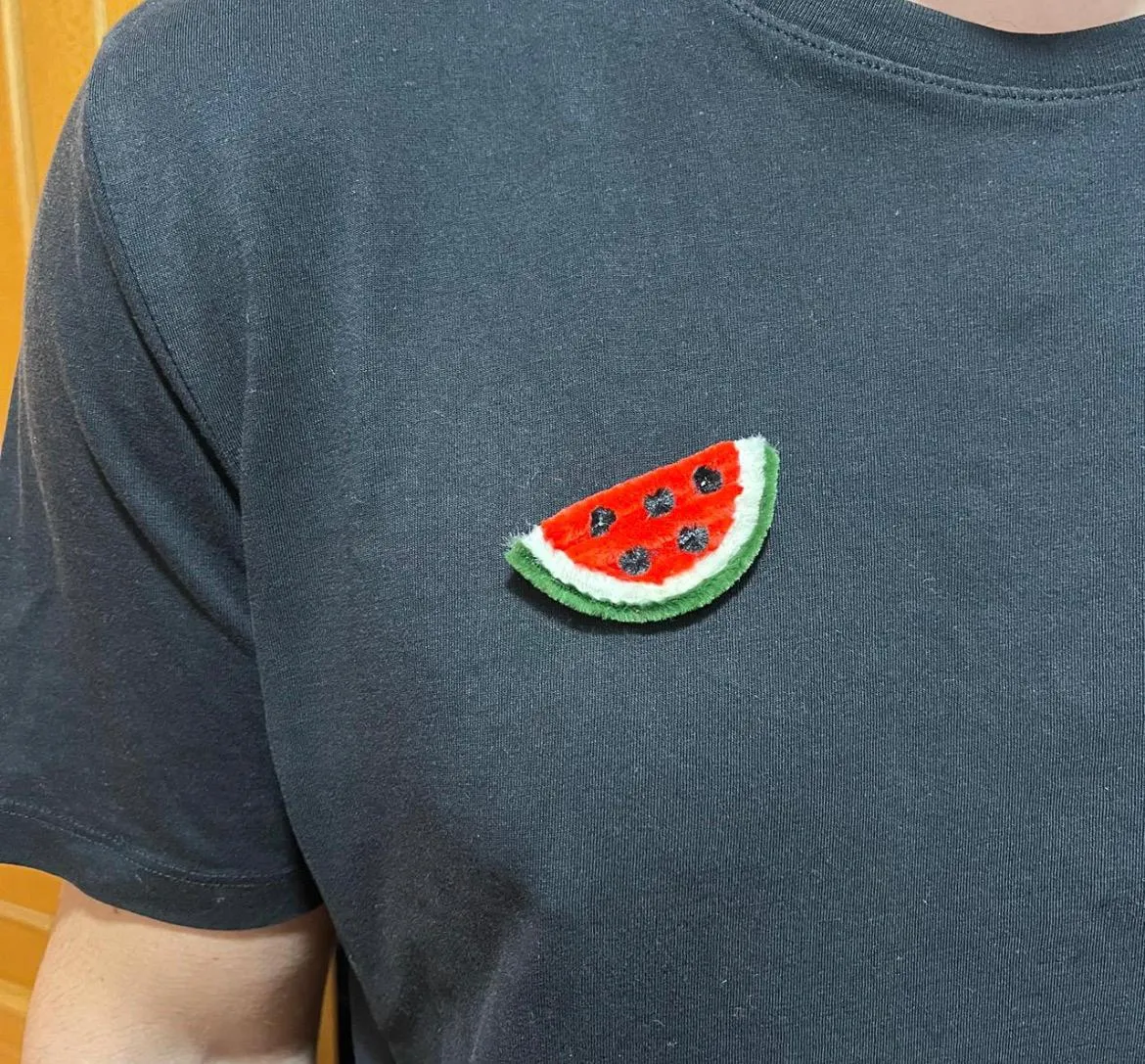 Broche en forma de sandía hecho con limpiapipas