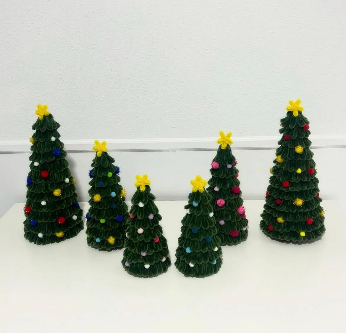 Ábolito de navidad hecho con limpiapipas.