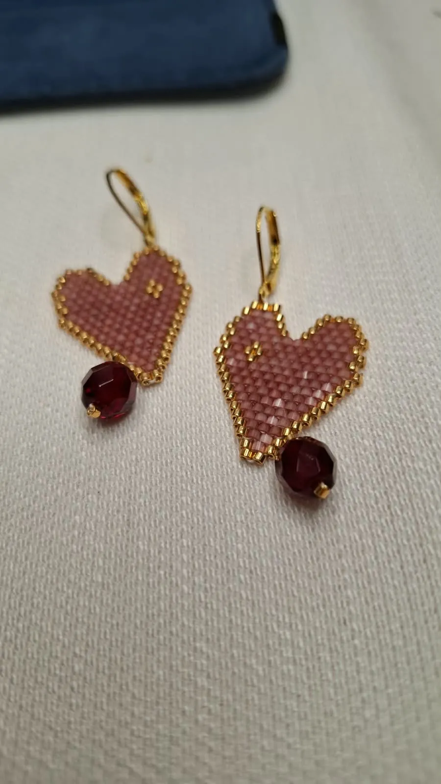 Pendientes corazón salmón en miyuki - Imagen 3