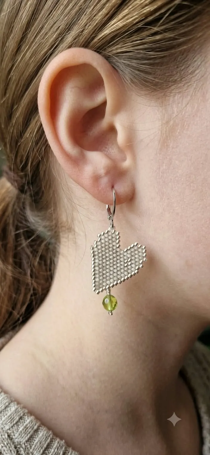 Pendientes corazón verde oliva con delicas miyuki
