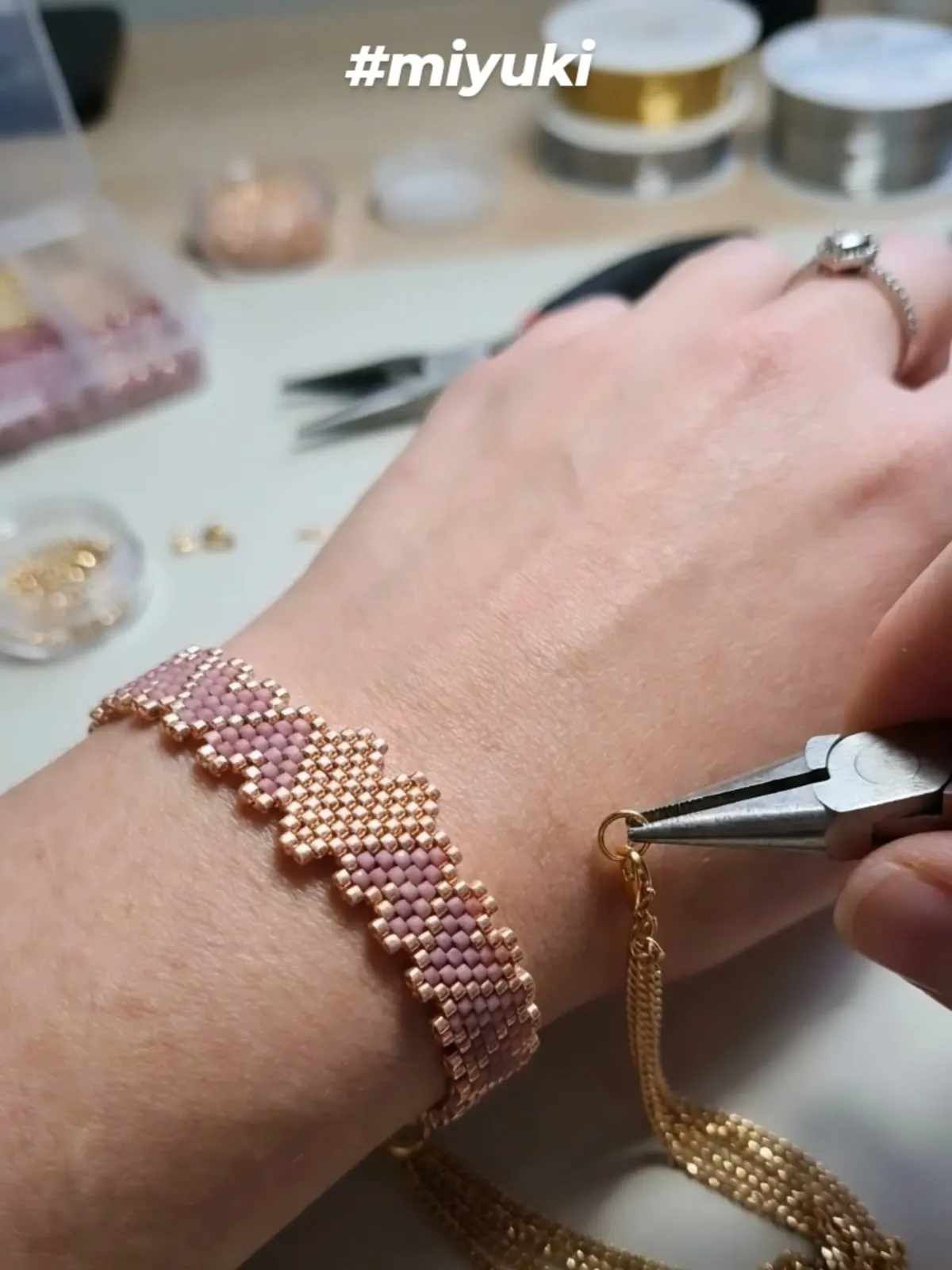 Pulsera corazones salmón y dorado con delicas miyuki - Imagen 3