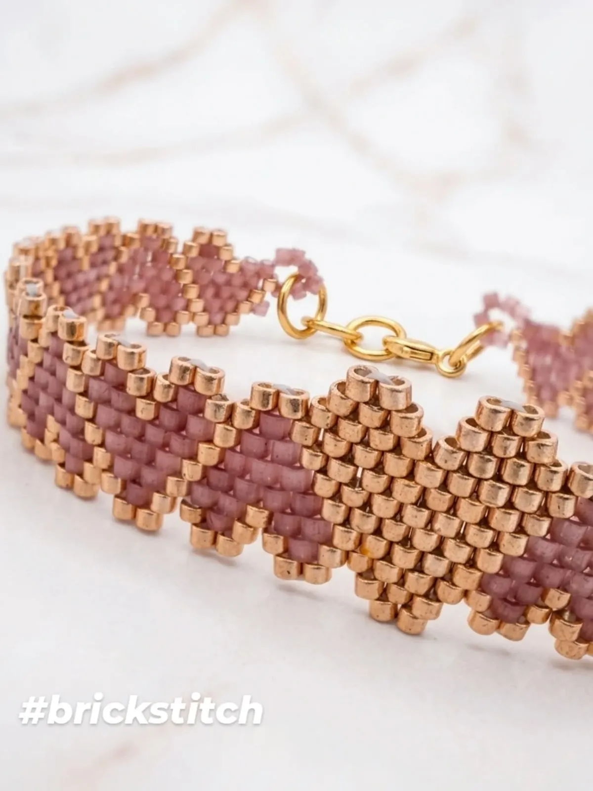 Pulsera corazones salmón y dorado con delicas miyuki - Imagen 2
