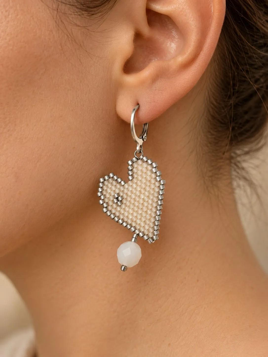 Pendientes corazón blancos de delicas miyuki - Imagen 2