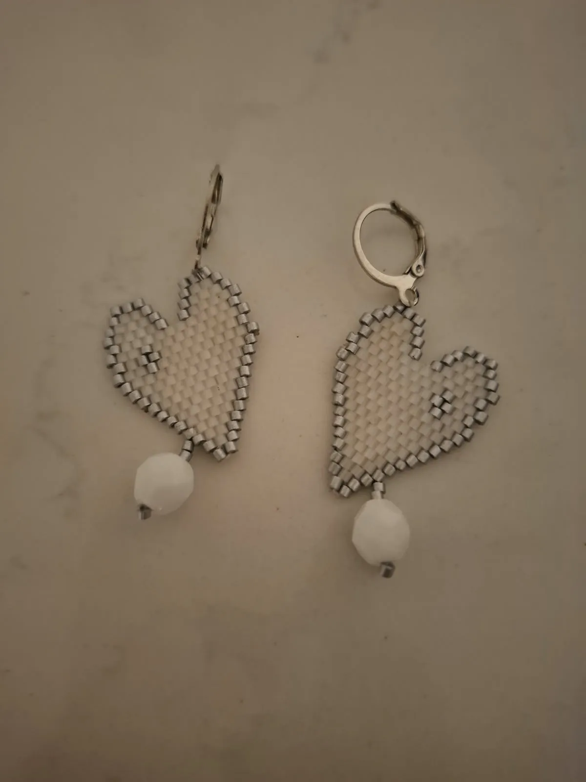 Pendientes corazón blancos de delicas miyuki - Imagen 3