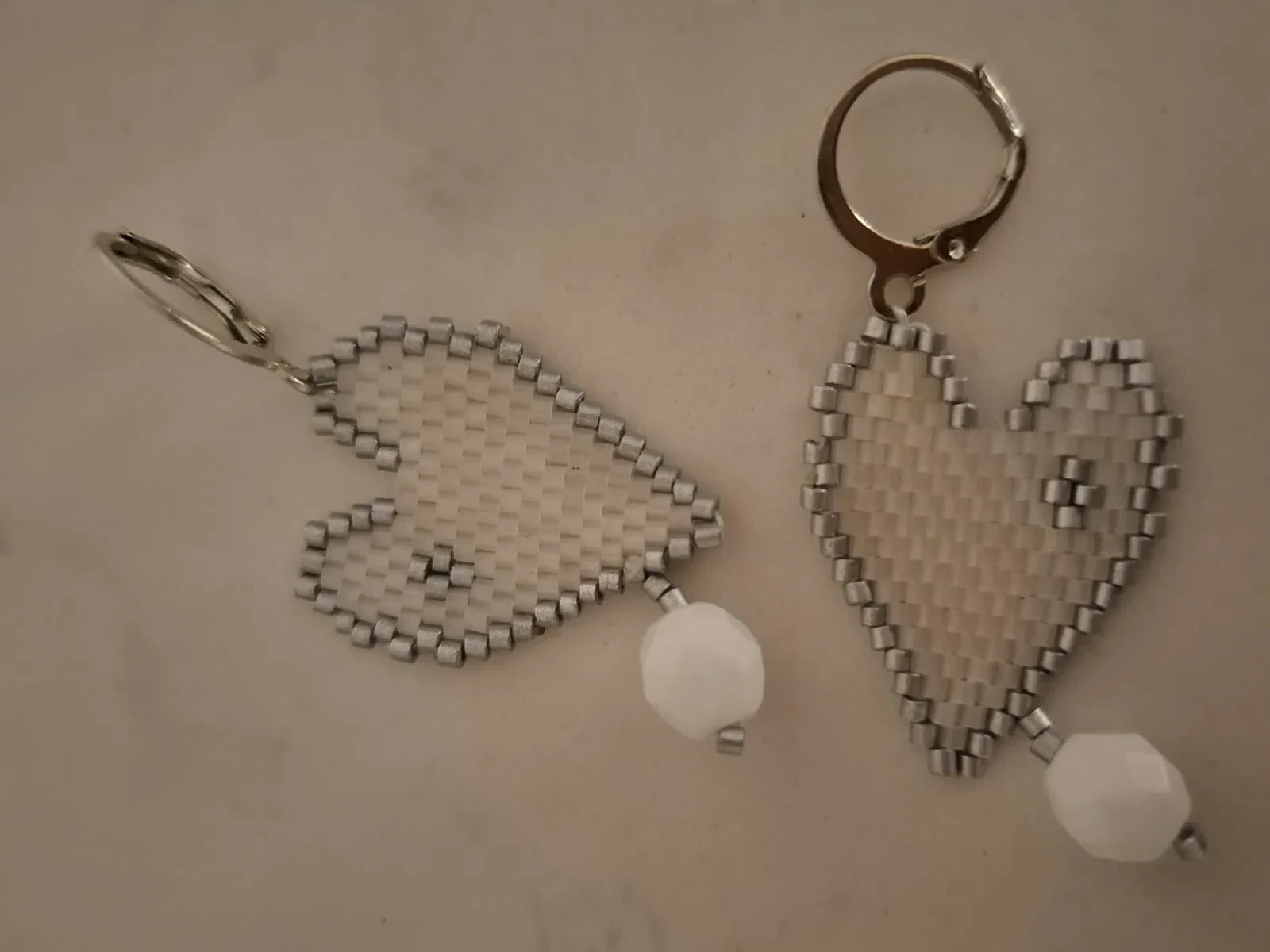 Pendientes corazón blancos de delicas miyuki