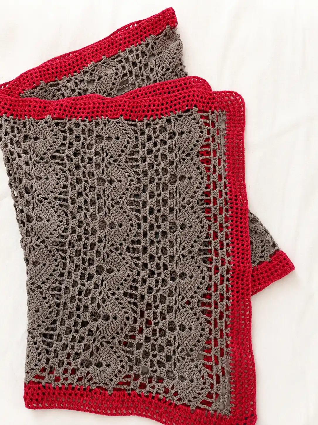 Chal rectangular viscosa gris y rojo - Imagen 2