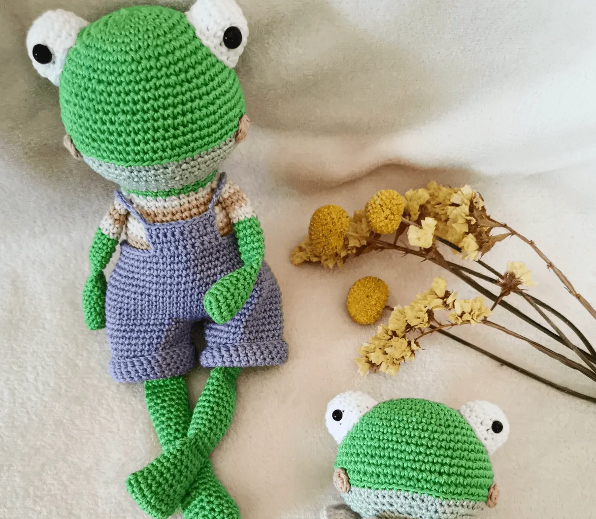 Conjunto muñeco y sonajero crochet - Imagen 2