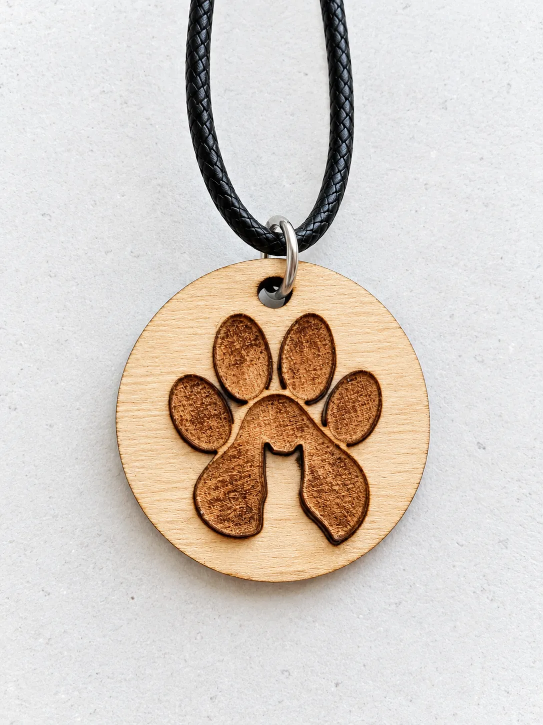 Collar en madera natural con detalle de gato o huella