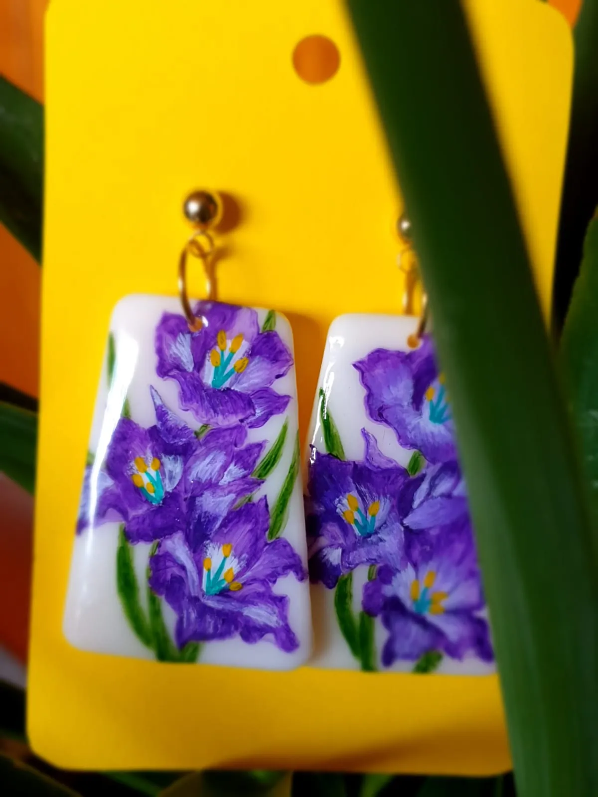 Pendientes gladiolos violetas pintados a mano - Imagen 3