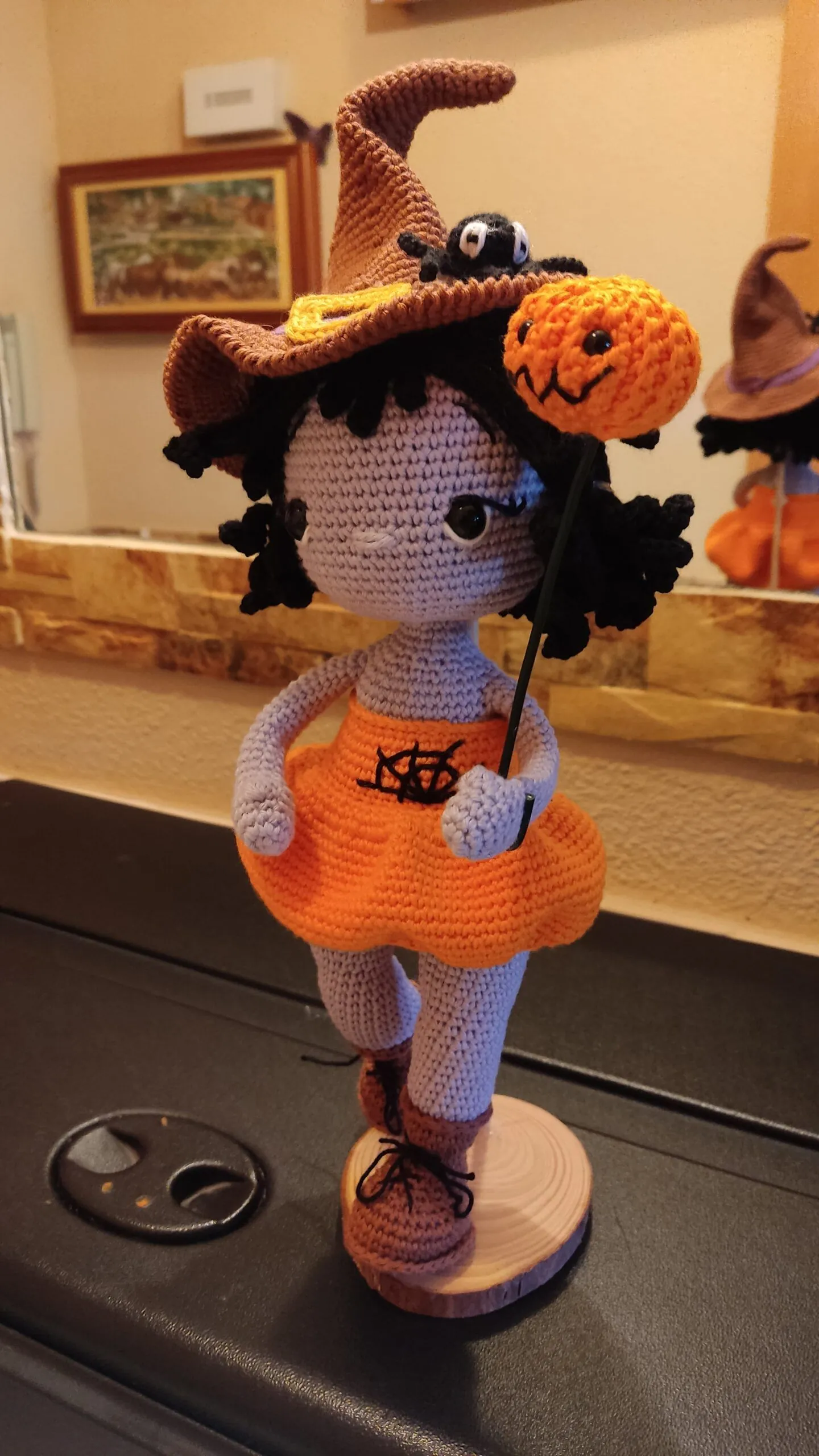 Brujita calabaza crochet - Imagen 2