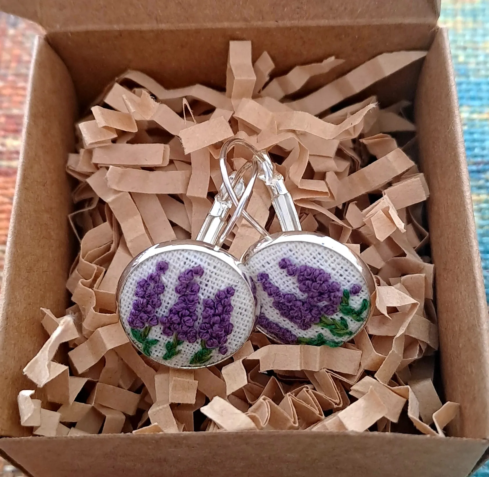 Dijes bordados a mano  - Imagen 3