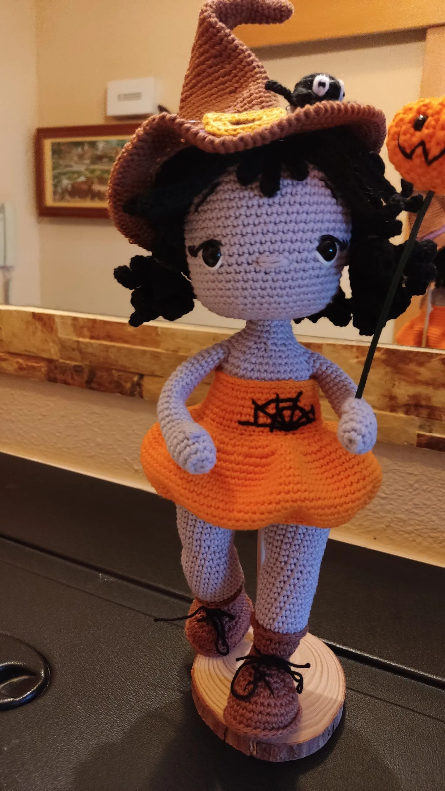 Brujita calabaza crochet - Imagen 3