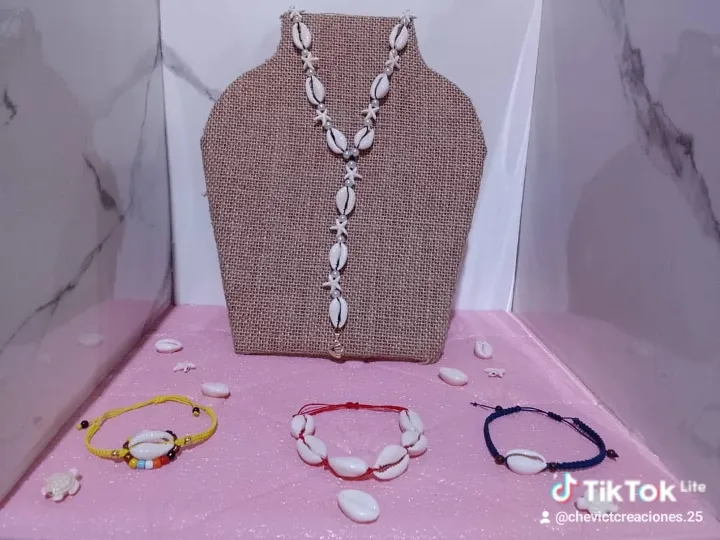 Pulseras y collar playeras