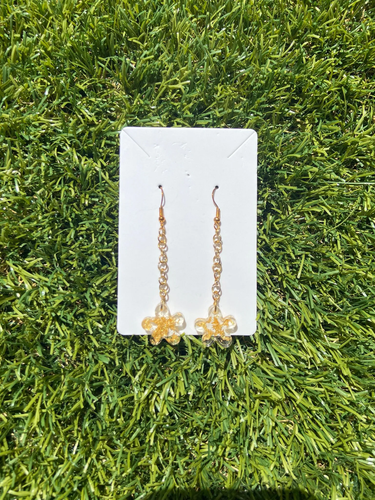 Pendientes dorados juveniles