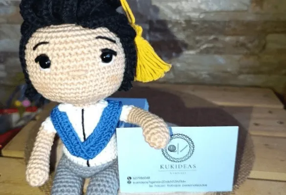 Muñeco graduado a crochet  - Imagen 2