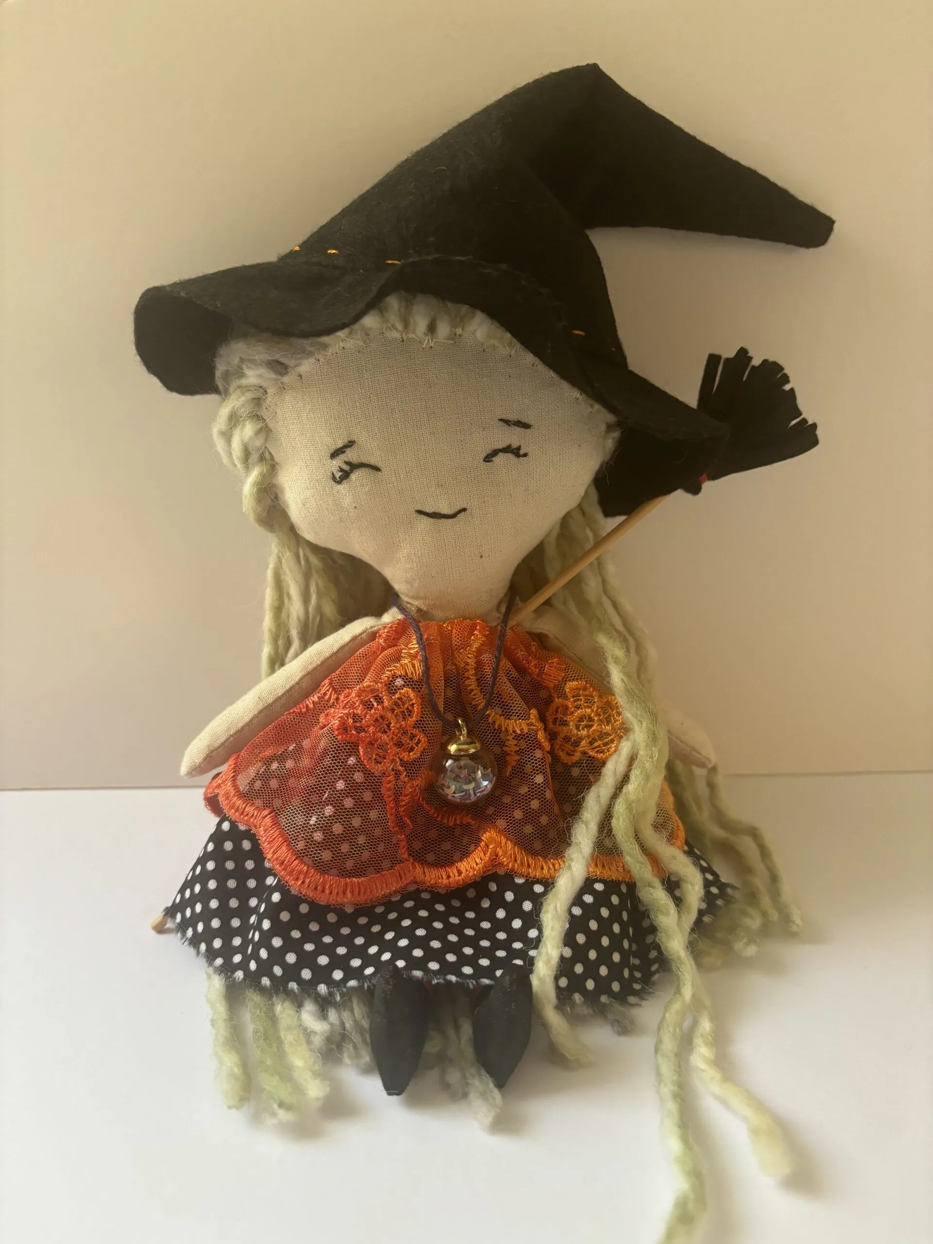 Brujita de tela para Halloween