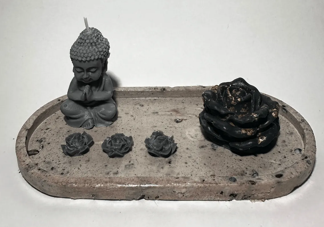 Vela Buda con rosa negra